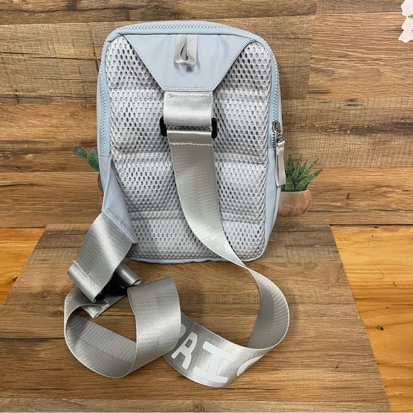 Truwear men’s kinetic gray crossbody bag - Picture 3 of 10